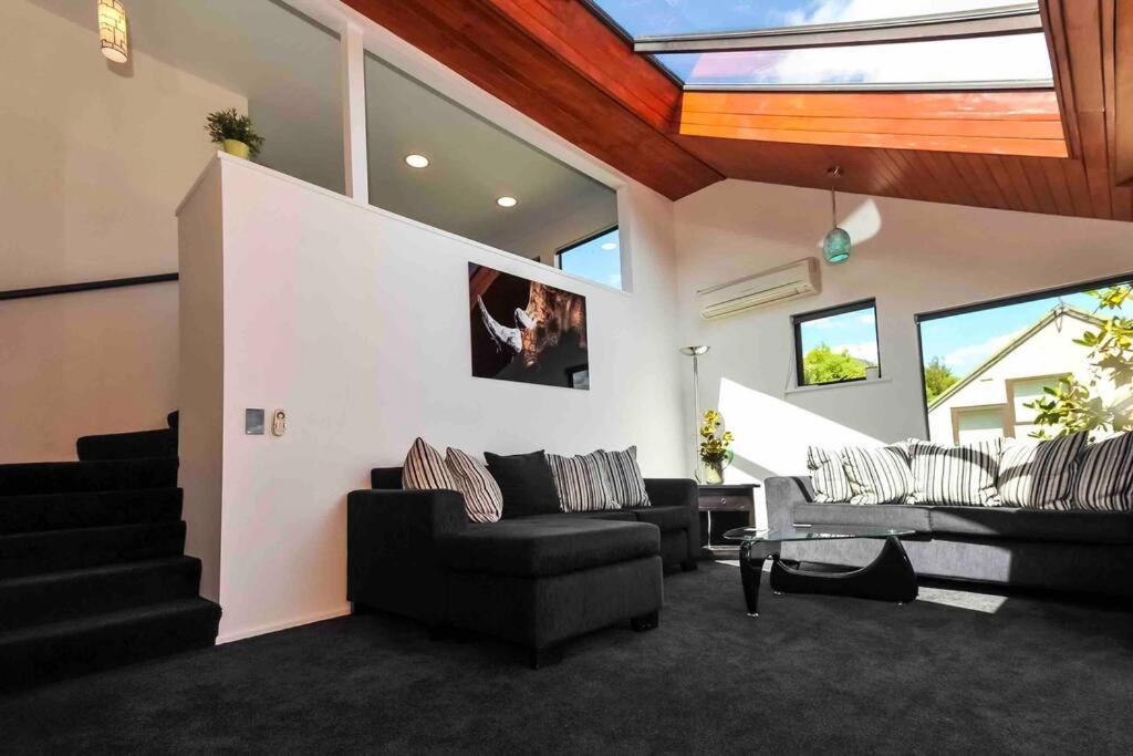 Stunning Home With Amazing Wakatipu Lake Views Queenstown Zewnętrze zdjęcie