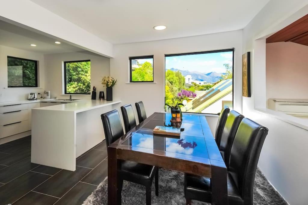 Stunning Home With Amazing Wakatipu Lake Views Queenstown Zewnętrze zdjęcie