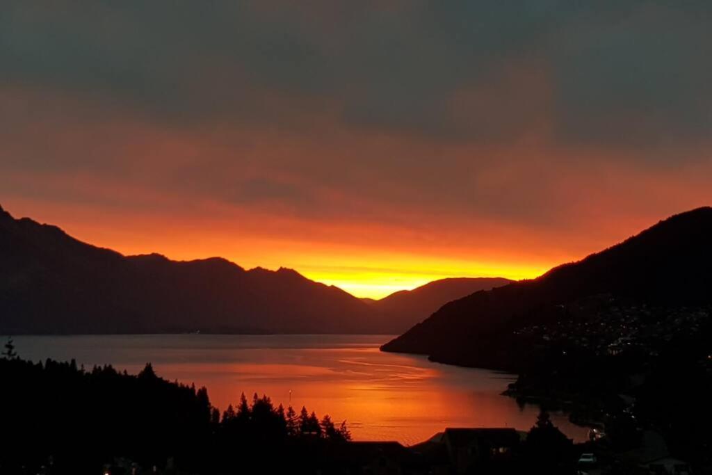 Stunning Home With Amazing Wakatipu Lake Views Queenstown Zewnętrze zdjęcie