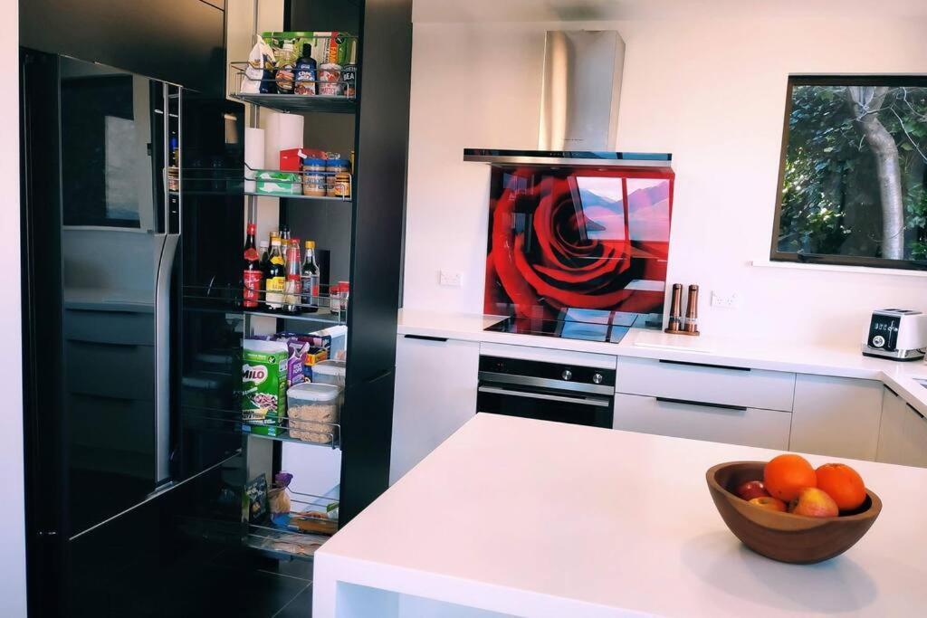 Stunning Home With Amazing Wakatipu Lake Views Queenstown Zewnętrze zdjęcie
