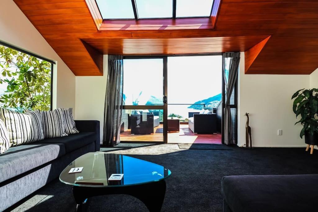 Stunning Home With Amazing Wakatipu Lake Views Queenstown Zewnętrze zdjęcie