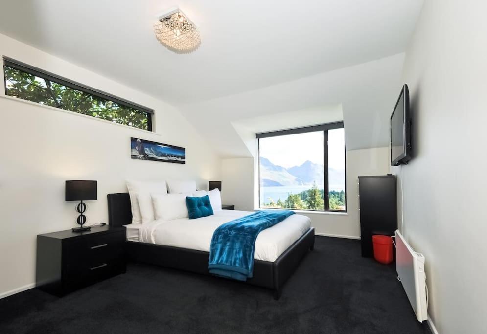 Stunning Home With Amazing Wakatipu Lake Views Queenstown Zewnętrze zdjęcie