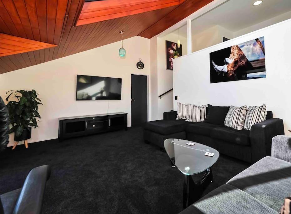 Stunning Home With Amazing Wakatipu Lake Views Queenstown Zewnętrze zdjęcie
