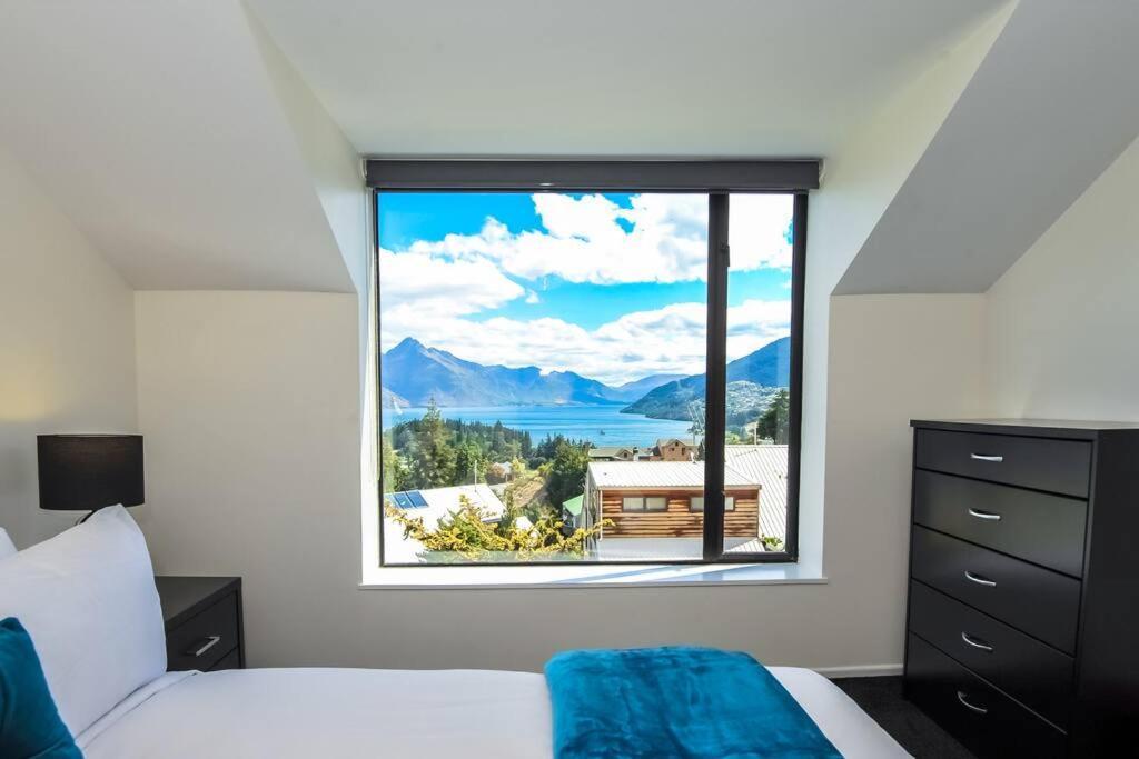 Stunning Home With Amazing Wakatipu Lake Views Queenstown Zewnętrze zdjęcie