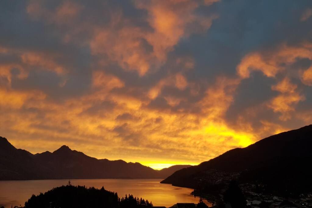 Stunning Home With Amazing Wakatipu Lake Views Queenstown Zewnętrze zdjęcie
