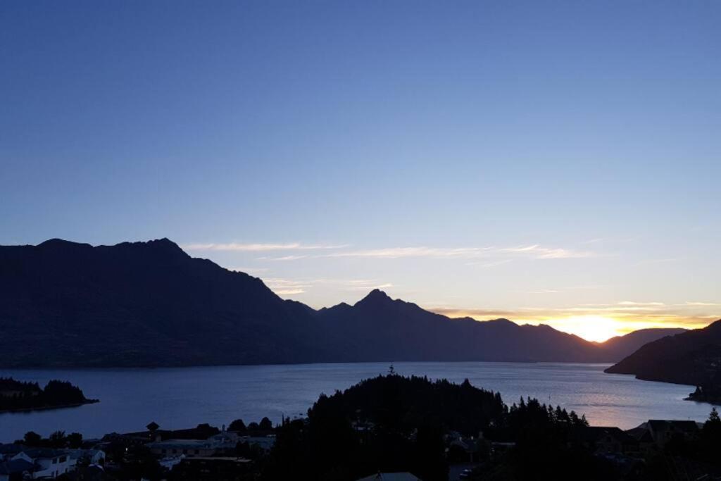 Stunning Home With Amazing Wakatipu Lake Views Queenstown Zewnętrze zdjęcie